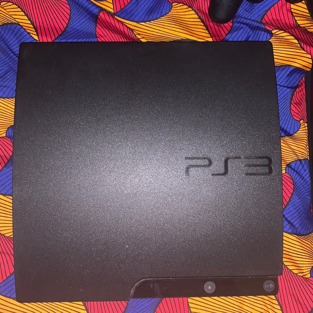 2 PlayStation 3’s with 2 controllers and few games